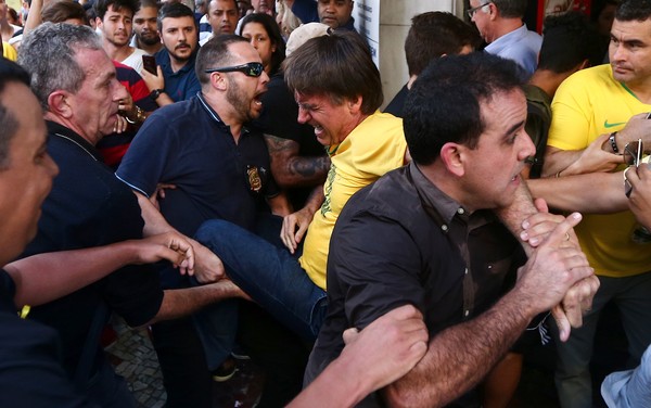Candidato participava de passeata em Juiz de Fora quando foi atingido por homem de 40 anos. A facada causou lesão no abdômen, segundo o hospital onde ele é operado Candidato participava de passeata em Juiz de Fora quando foi atingido por homem de 40 anos. A facada causou lesão no abdômen, segundo o hospital onde ele é operado